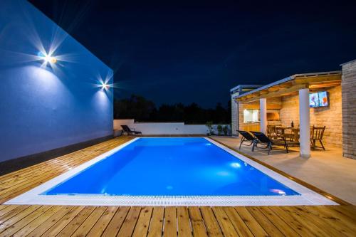 韦利拉特Family friendly apartments with a swimming pool Verunic, Dugi otok - 14286的后院的游泳池