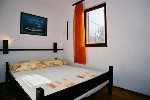 IstSeaside holiday house Ist - 14366的一间卧室设有一张床和一个窗口