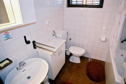IstSeaside holiday house Ist - 14366的白色的浴室设有卫生间和水槽。
