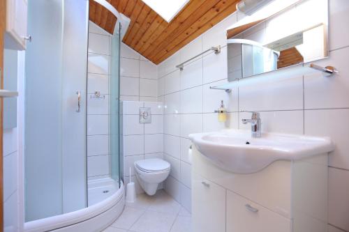 杜埃Apartments by the sea Duce, Omis - 16406的一间带水槽、卫生间和淋浴的浴室