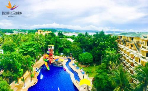 长滩岛Paradise Garden Hotel and Convention Boracay Powered by ASTON的水上公园空中景观及水滑梯