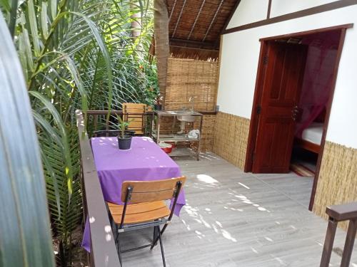 贡布Nary Garden的天井上一张带紫色桌布的桌子