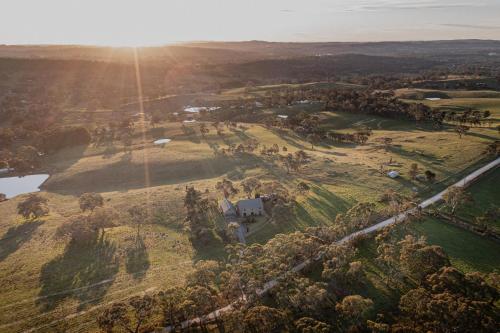 Mount Torrens47 WOOLSHED ROAD - Adelaide Hills rural retreat的地面上房子的空中景观