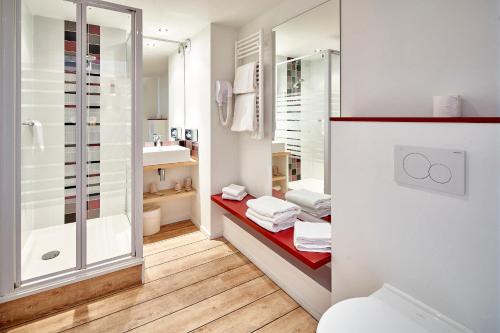 圣让-德吕兹Hotel Donibane Saint-Jean-de-Luz的带淋浴、卫生间和盥洗盆的浴室