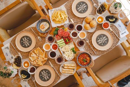 阿拉恰特Voger Alaçatı Silence的餐桌,带食物和其他食物的盘子