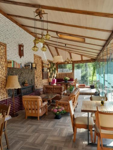 鲁克尔卡巴那安库特伊旅馆的餐厅设有木制天花板和桌椅
