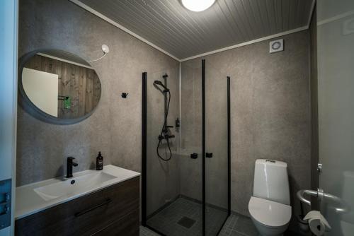 OnaOna Havstuer - by Classic Norway Hotels的带淋浴、卫生间和盥洗盆的浴室