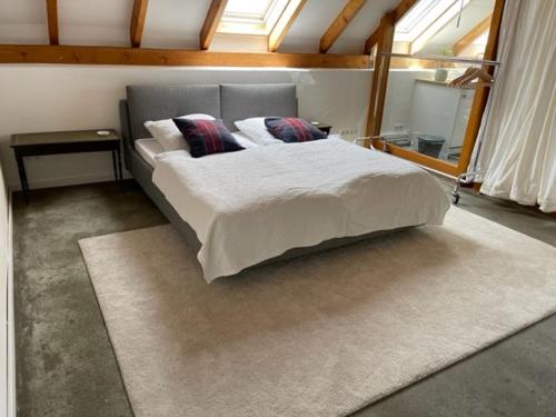 特拉本特拉巴赫Secret Hideaway with picturesque Sundown Views的卧室配有一张白色大床