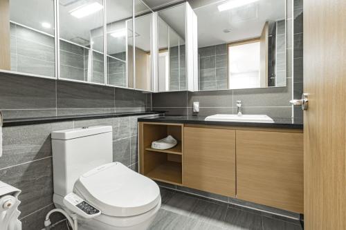 阿斯塔纳Highvill park apart的浴室配有白色卫生间和盥洗盆。
