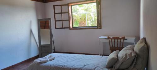 埃尔帕索Tocando el cielo的一间卧室配有一张床、一个窗口和一张书桌