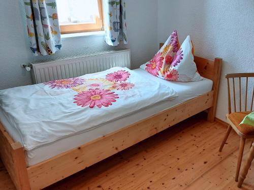 LieserhofenMalerisches Bauernhaus的一张带鲜花的床,带窗户