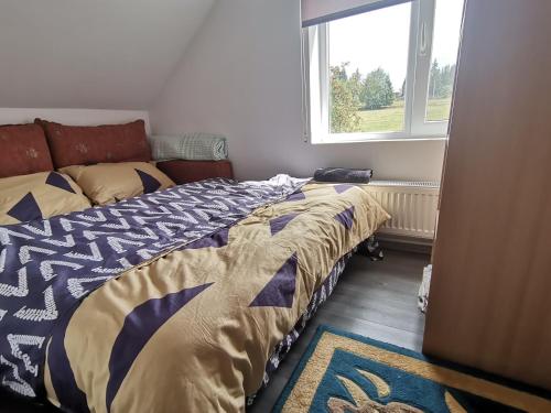 马里瑟尔Căsuța de munte的一间卧室设有一张床和一个窗口