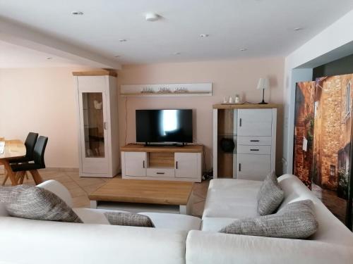 ReichensachsenCasa Mediteran NEU的客厅配有2张白色沙发和1台平面电视