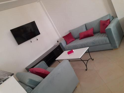 阿加迪尔Amam's Home的客厅配有沙发和桌子