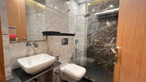 古尔冈Hotel Keshav Residency near Medanta Pure Veg的一间带水槽、卫生间和淋浴的浴室