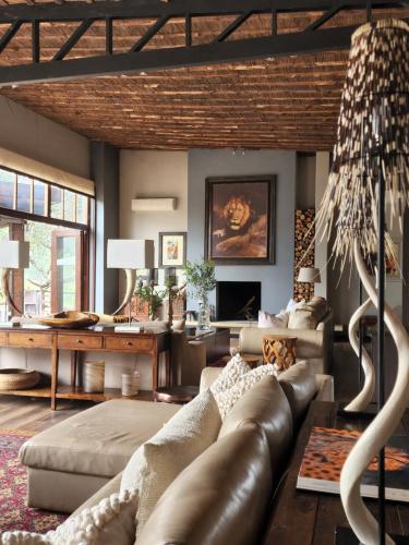 Karongwe Game ReserveKarongwe Portfolio - Becks Safari Lodge的客厅配有真皮沙发和桌子