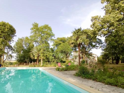 圣阿非力克多马内德拉斯果斯酒店的一座树木繁茂的庭院内的游泳池