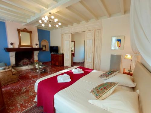 圣阿非力克多马内德拉斯果斯酒店的卧室配有一张大白色的红色床单