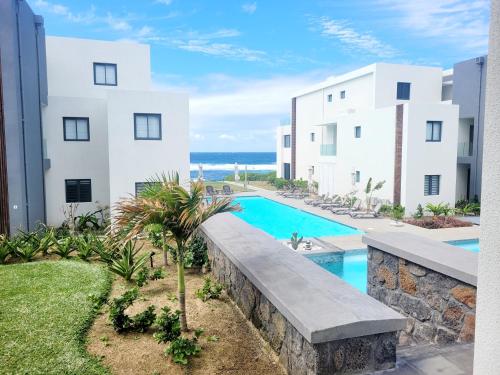 Poste LafayetteEastern Blue - Sea View Luxury Apartment的一个带游泳池和两栋建筑的公寓