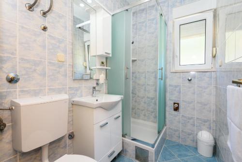 克勒克Apartments Bjelis的浴室配有卫生间、盥洗盆和淋浴。