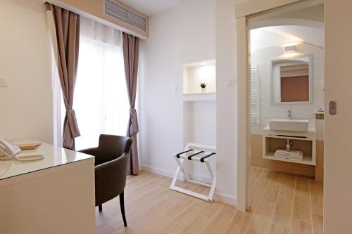 尼亚卢卡特林塔科尔丘拉旅馆的客房内的浴室设有书桌和水槽