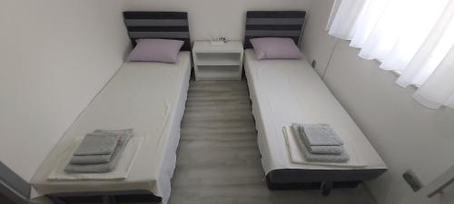 莫斯塔尔Urban House M & M的配有两张单人床的客房,设有楼梯