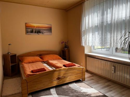 SchottwienPalma Apartment的一间卧室设有一张床和一个窗口