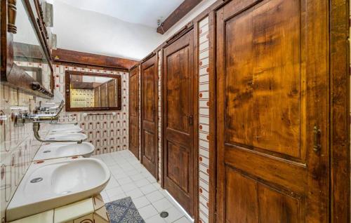 Belvedere LangheB&B I Colori dell'Arcobaleno的浴室设有一排盥洗盆和卫生间