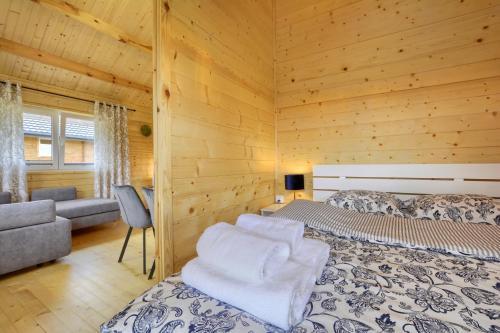 杜什尼基-兹德鲁伊Domki Pod Sudeckim Niebem的小木屋内一间卧室,配有两张床