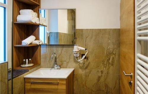 施马伦贝格Sophie Stecker Haus的一间带水槽和镜子的浴室