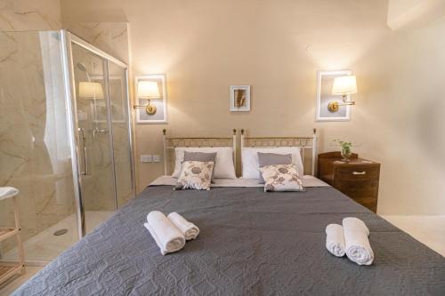 圣保罗湾城Casa Ricca的一间卧室配有一张床,上面有两条毛巾