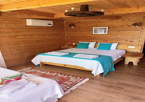 穆拉Kabak Misafir Evi的小木屋内一间卧室,配有两张床