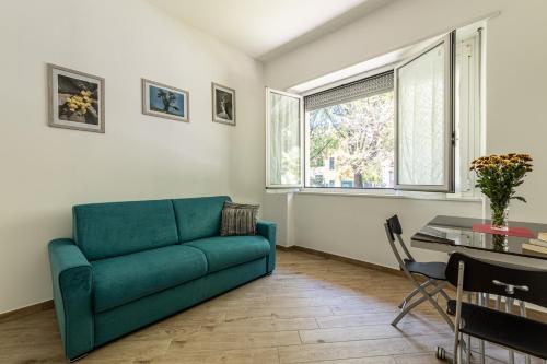 米兰CityLife, Fiera City, MiCo & San Siro Apartment的客厅配有绿色沙发和桌子
