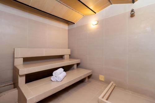 波哥大Hotel Madisson Inn Luxury By GEH Suites的浴室设有步入式淋浴间和2条可移动毛巾