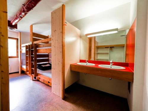 夏蒙尼-勃朗峰Auberge de Jeunesse HI Chamonix的一间带两个盥洗盆和一张双层床的浴室