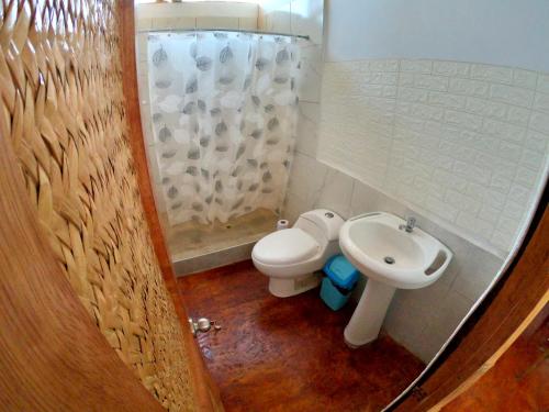 洛斯拉甘斯Casa Mauka Bungalow的一间带卫生间和水槽的小浴室