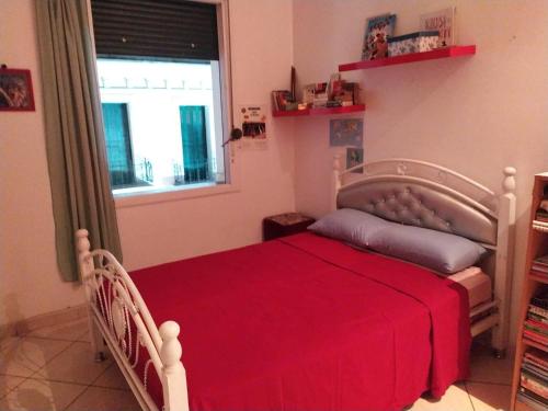 得土安Aliens Home的一间卧室配有一张带红色毯子的床