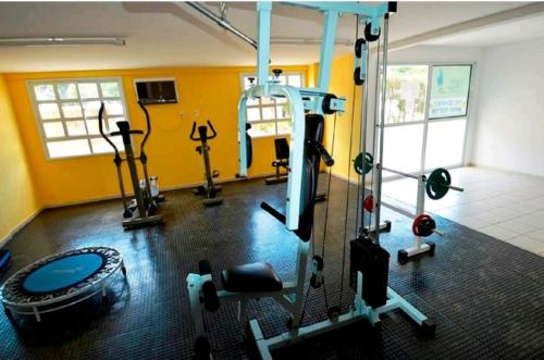 纳塔尔Yacht Village Natal Prime的一间健身房,里面设有数个健身器材