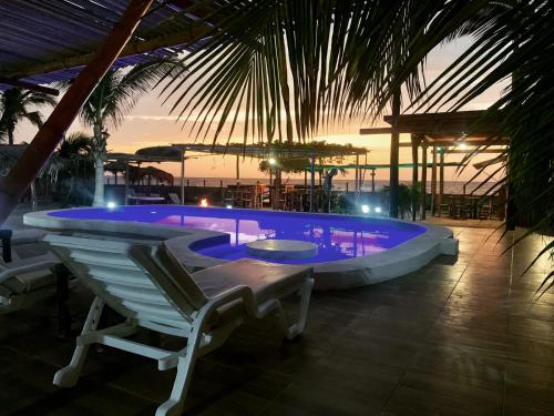 曼克拉Blue Ocean的度假酒店内带桌椅的游泳池