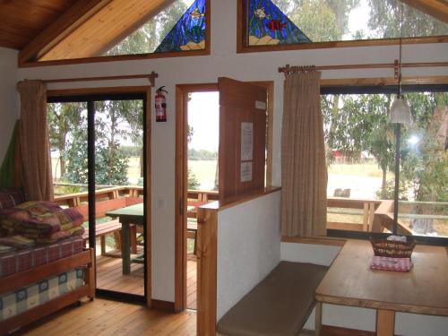 埃尔基斯科Cabañas Barrachina, Punta de Tralca的一间设有彩色玻璃窗的门廊的客房