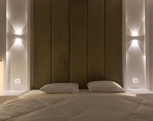 开罗Sheraton ocean 603 - Private apartments的一间卧室配有一张大床和两个枕头