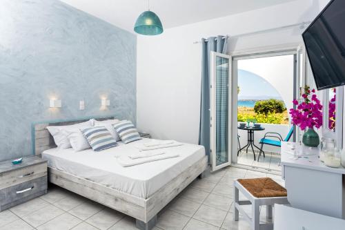 克里希阿克提Villa Zeta的一间卧室配有一张床,享有海景