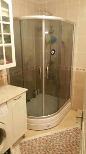 伊斯坦布尔Comfortable Layover from 12 mins Istanbul Airport的浴室里设有玻璃门淋浴