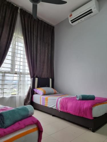 普特拉贾亚3R2B Entire Apartment Air-Conditioned by WNZ Home Putrajaya for Islamic Guests Only的一间卧室设有两张床和窗户。