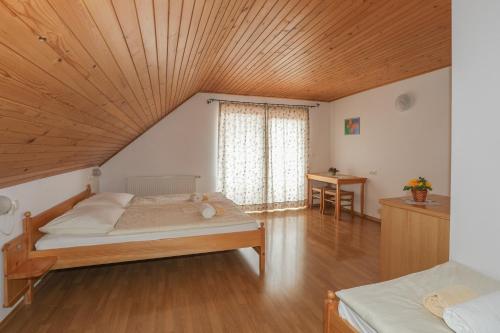 布莱德农场假期浦斯恩酒店的一间卧室设有一张大床和木制天花板