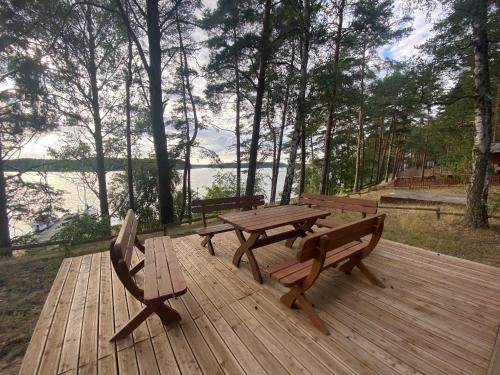 博尔斯克Kaszub的木甲板上设有野餐桌和长凳