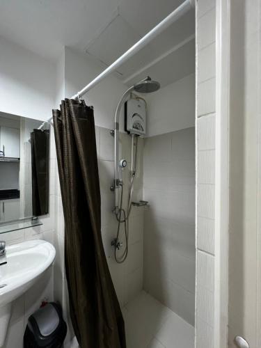 马尼拉Staycation Sea Residences MOA Jermel的带淋浴和盥洗盆的浴室