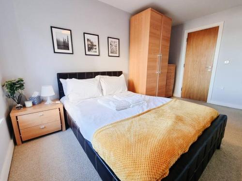 斯塔利桥Luxury City Centre Home With Free Secure Parking的一间卧室配有一张大床和一个木制橱柜