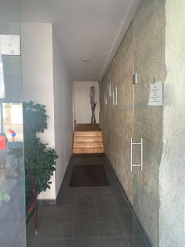 维拉·雷阿尔Residencial Encontro的大楼内带楼梯的走廊