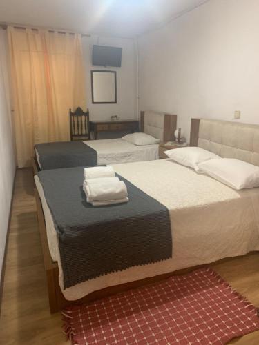 维拉·雷阿尔Residencial Encontro的一间卧室配有两张带毛巾的床
